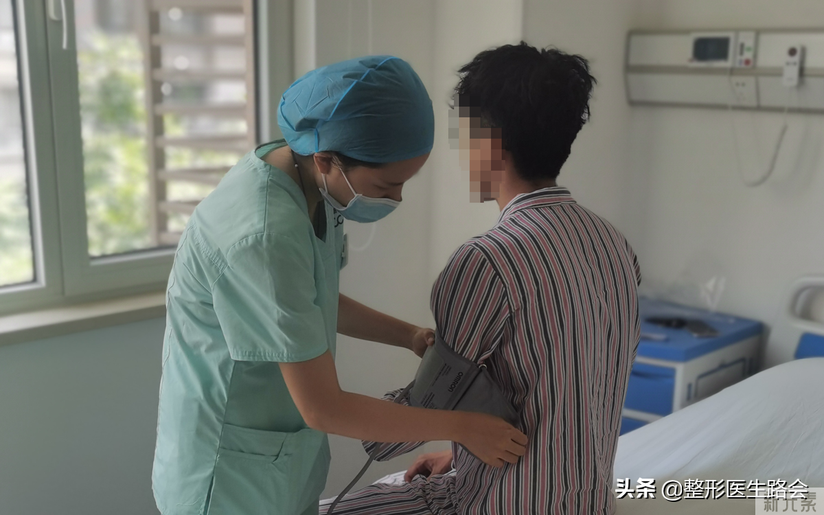 后悔!做“膨体+耳软骨”隆鼻15天,这位小伙子发来3大疑问? 图片-1