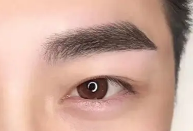 男生竟这么在乎眉形!某高校女生操场上摆摊修眉，来的大部分是男生 图片-11
