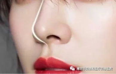 为什么有的人假体隆鼻后会出现鼻背透光的现象?这正常吗? 图片-1
